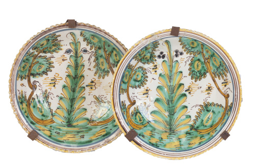 Dos platos acuencados de cerámica con decoración polícroma 