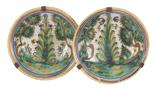 Dos platos cóncavos de cerámica con decoración polícroma de