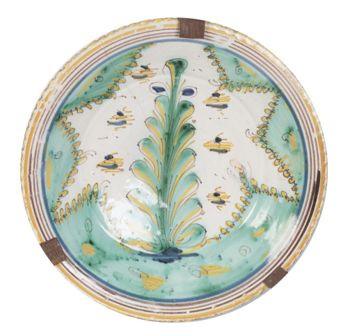 Plato concado de cerámica con decoración polícroma de la se