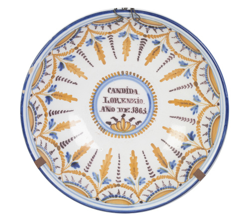 Plato de cerámica con nombre "Cándida Lorenzio 1865" y deco