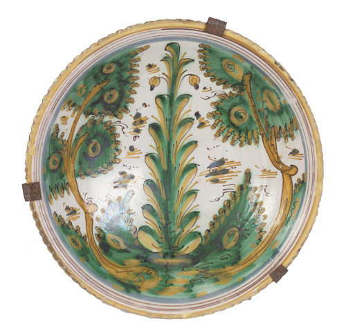 Plato de cerámica con decoración polícroma de la serie del 