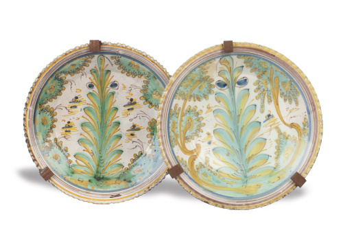 Dos platos acuencados de cerámica con decoración polícroma 