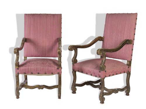 Pareja de butacas de madera tallada y dorada siguiendo mode