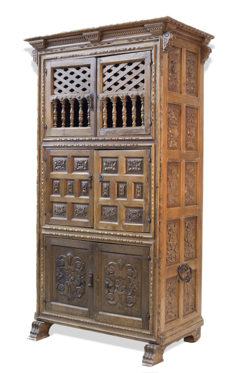 Alacena en madera de pino tallada, con cuarterones, cestos 