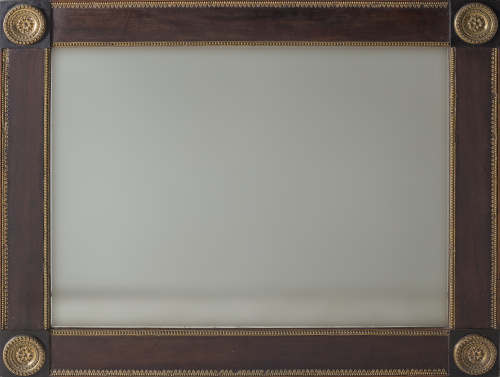 Espejo fernandino de caoba con bronce aplicado.Trabajo es