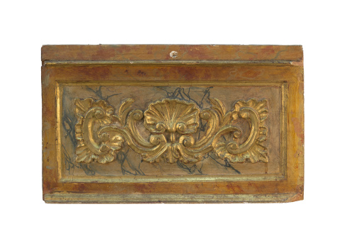 Pareja de remates en madera tallada, policromada y dorada.