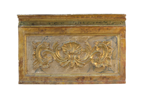 Pareja de remates en madera tallada, policromada y dorada.