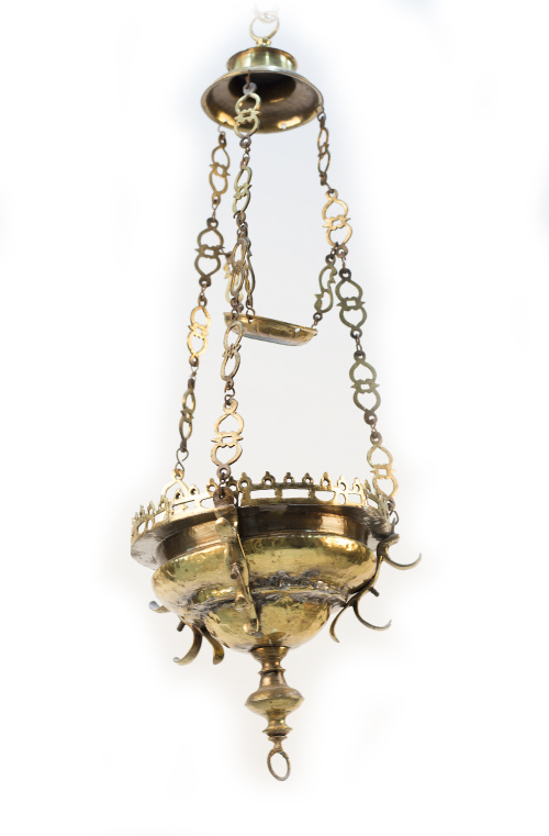 Lámpara votiva en bronce dorado rematada por crestería.Tr