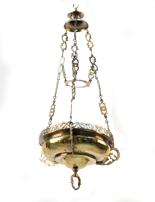 Lámpara votiva en bronce con tornapuntas y crestería.Trab