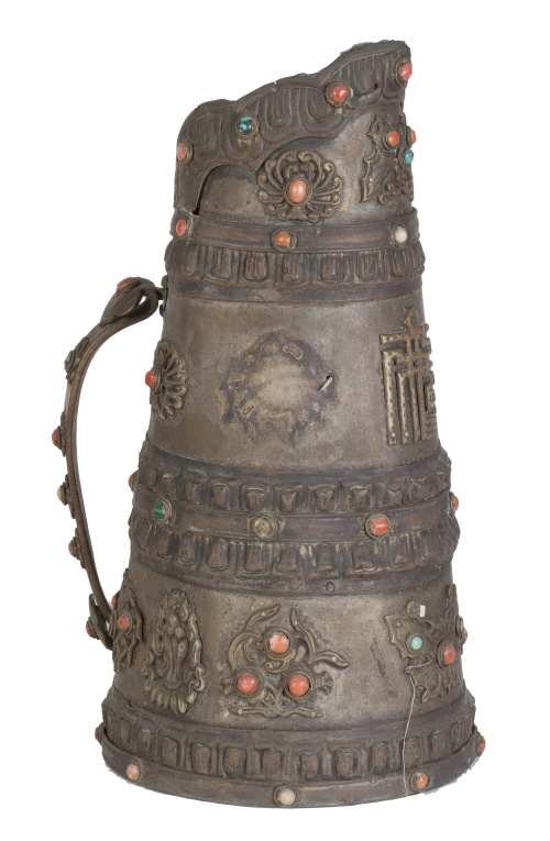 Jarro con asa en cobre con corales y turquesas en cabujón.