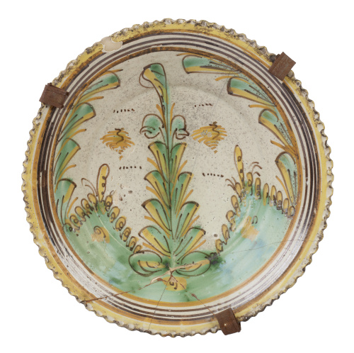 Plato de cerámica con decoración polícroma de la serie del 