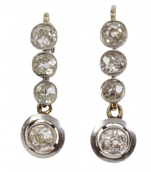 Pendientes largos de pp. S. XX con cuatro brillantes de tal