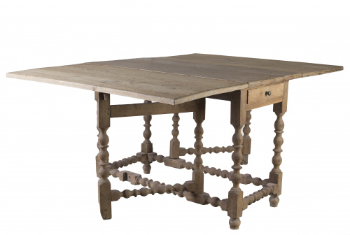 Mesa de alas de madera de roble y patas torneadas.Trabajo