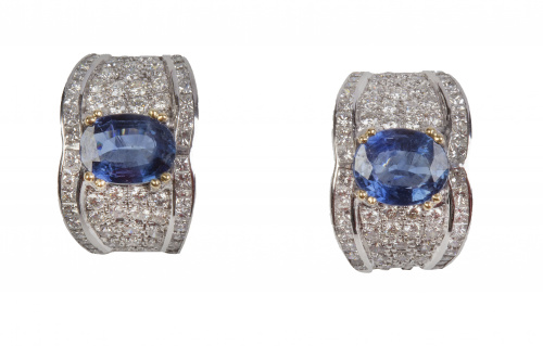 Pendientes con zafiros ovales y pavé de brillantes en forma