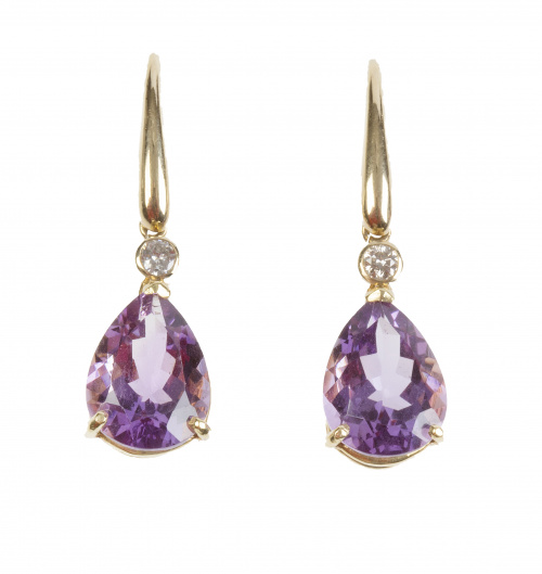Pendientes con amatistas en talla perilla que penden de bri