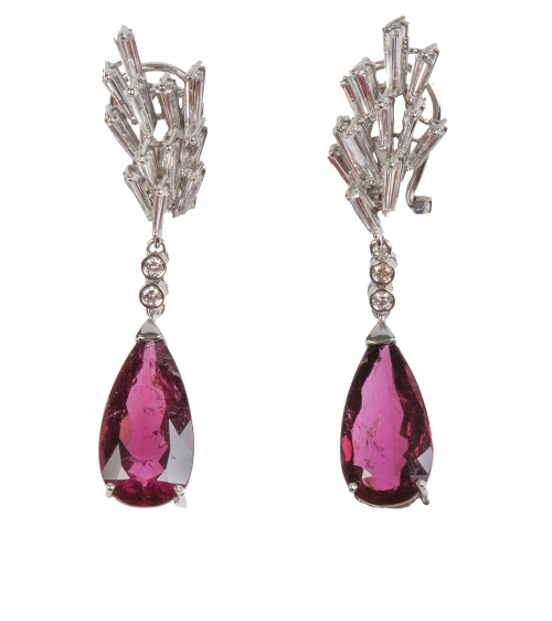 Pendientes largos con rubelitas de talla perilla colgantes 