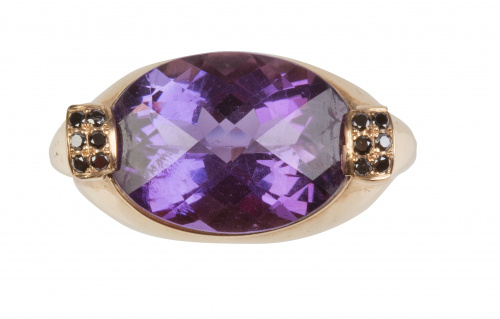 Sortija con amatista oval facetada flanqueada por bandas de