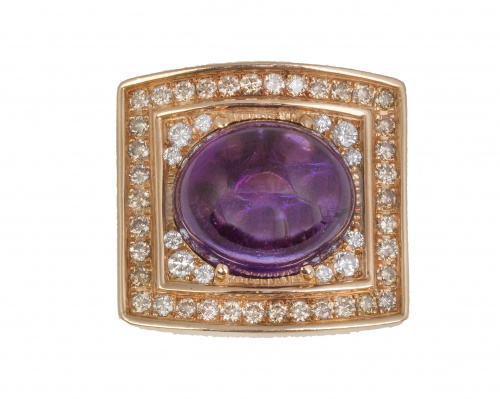 Sortija con gran frente de cabuchón de amatista, rodeado po