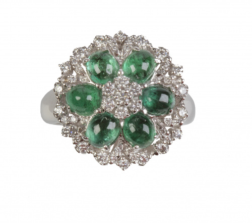 Sortija flor con cabuchoes de esmeralda como pétalos con br