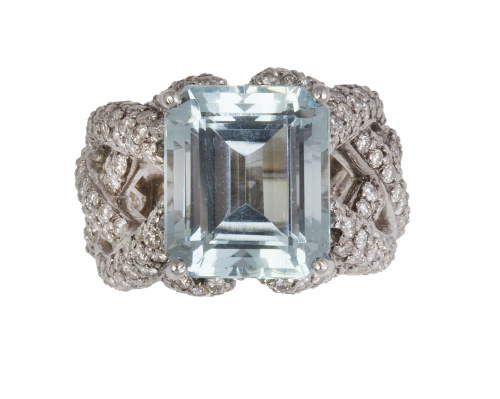 Sortija con aguamarina central en aro ancho trenzado cuajad