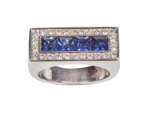 Sortija con frente de banda rectangular de zafiros calibrad