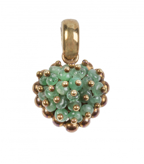 Colgante con diseño de corazón con esferas de esmeraldas