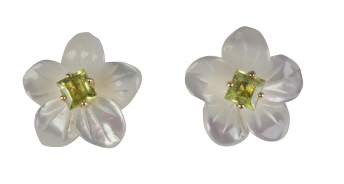 Prog: 67772. Pendientes en diseño de flor con pétalos de ná