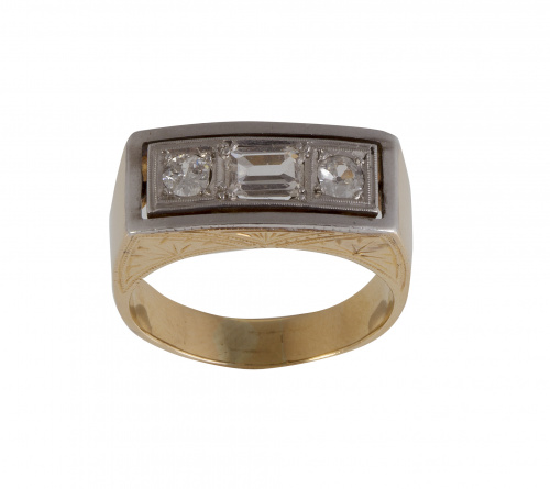 Sortija tresillo Art-Decó con diamante talla esmeralda cent