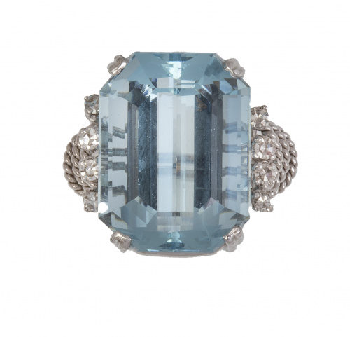 Sortija con aguamarina de talla esmeralda con un peso de 18