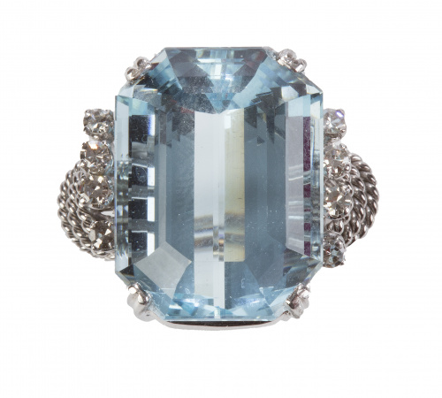 Sortija con aguamarina de talla esmeralda con un peso de 18