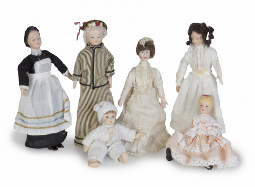 Lote de cuatro muñecas y dos bebés de porcelana policromada