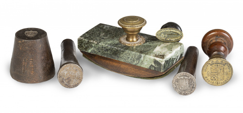 Lote de cinco sellos de hierro y madera con escudos y secan
