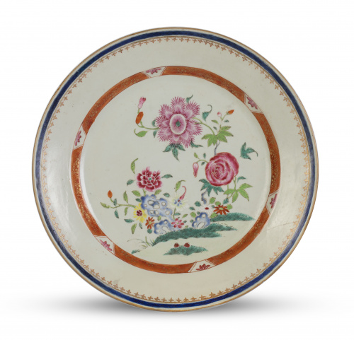 Plato de porcelana esmaltada de Compañía de Indias con deco