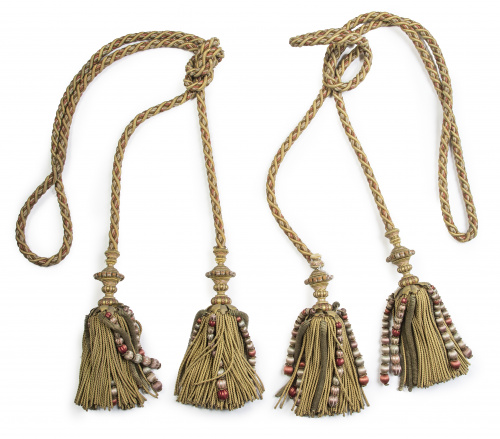 Lote de alzapaños rematadas por borlones.