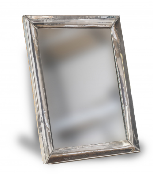 Espejo con marco de plata con fechas grabadas "1868-1948".