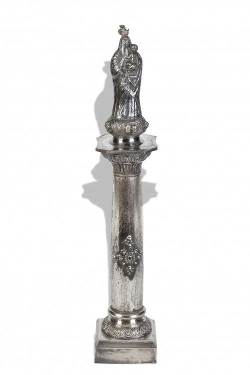 Virgen del Pilar en plata, montada en madera. Con marcas.