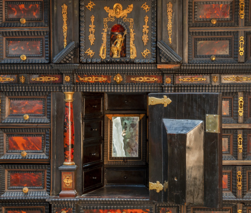 Papelera de frente arquitéctonico de madera ebonizada, care