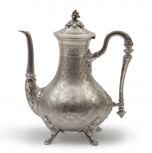 Cafetera de plata de decoración grabada y hojas, tapa remat
