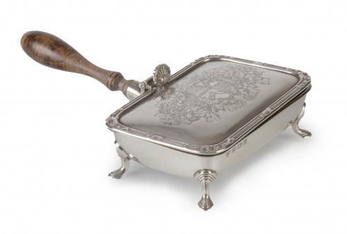 Centrito de plata con tapa y mango de madera, escudo grabad