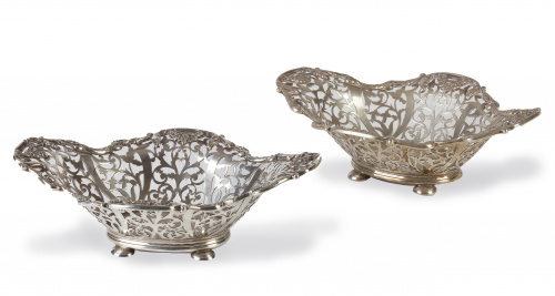 Dos centros en plata Jorge V, con trabajo calado en el aler