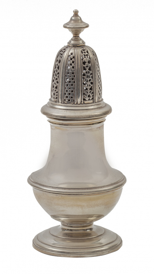 Sugar caster en plata, con tapa calada.Londres, 1957.