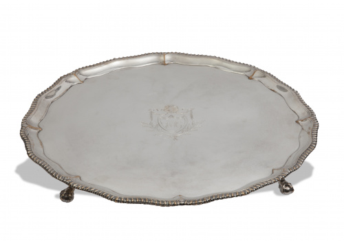 Salvilla en plateado con escudo grabado.Inglaterra, S. XI