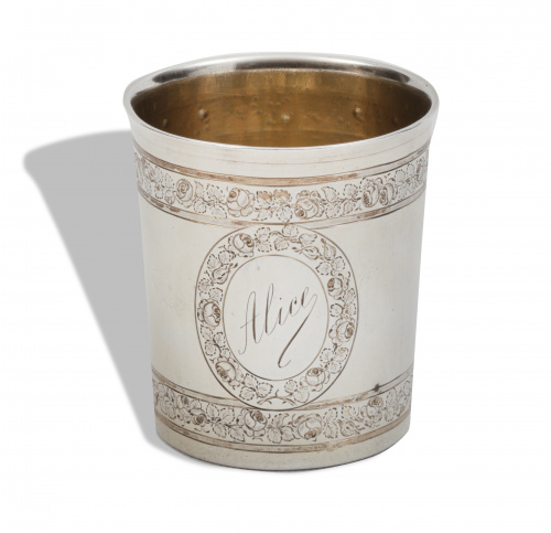 Vaso en plata sobredorada con cartela que pone "Alice". Mar