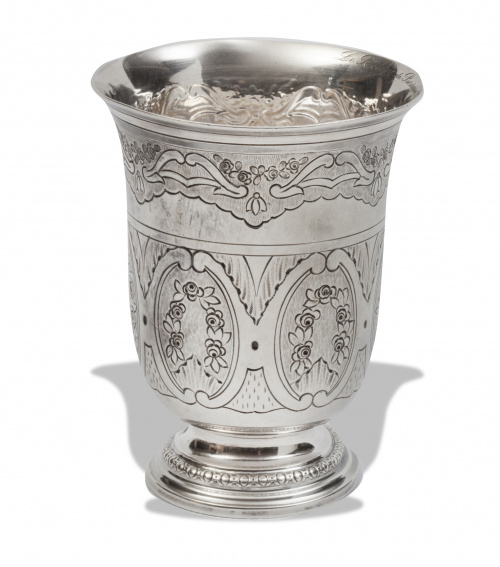 Vaso de plata, con decoración grabada con rosas. Ley 950.