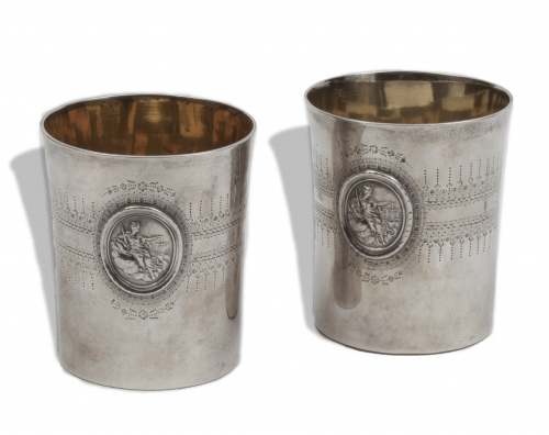 Dos vasos Jorge III en plata con el interior dorado y medal