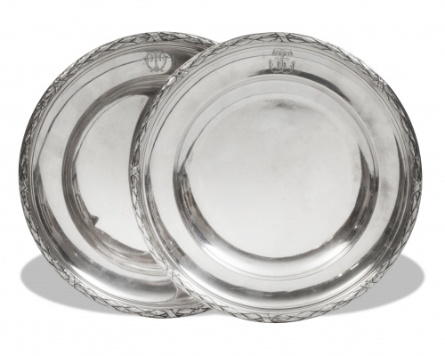 Pareja de fuentes redondas estilo Luis XVI. Con marcas y mi