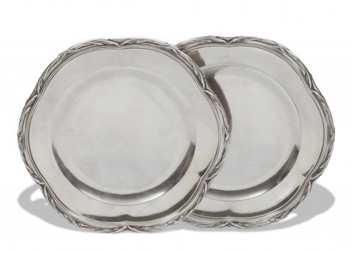 Pareja de fuentes de contorno polilobulado con decoración d