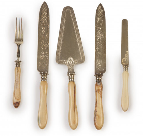 Juego de merienda en plata dorada con mango de hueso, ley 9