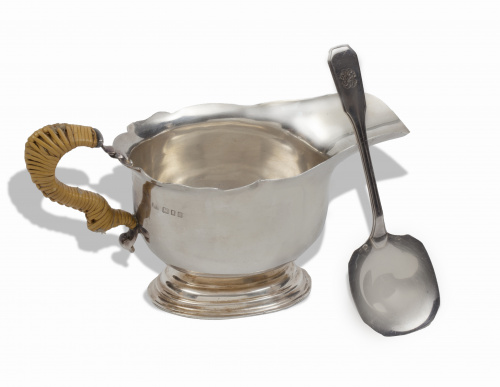 Salsera Eduardina con cucharita en plata. Con marca de Cris