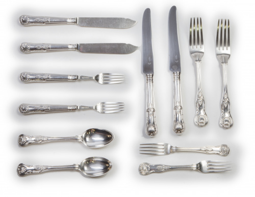 Cubertería en plataCon diferentes marcas: Londres 1854 (R